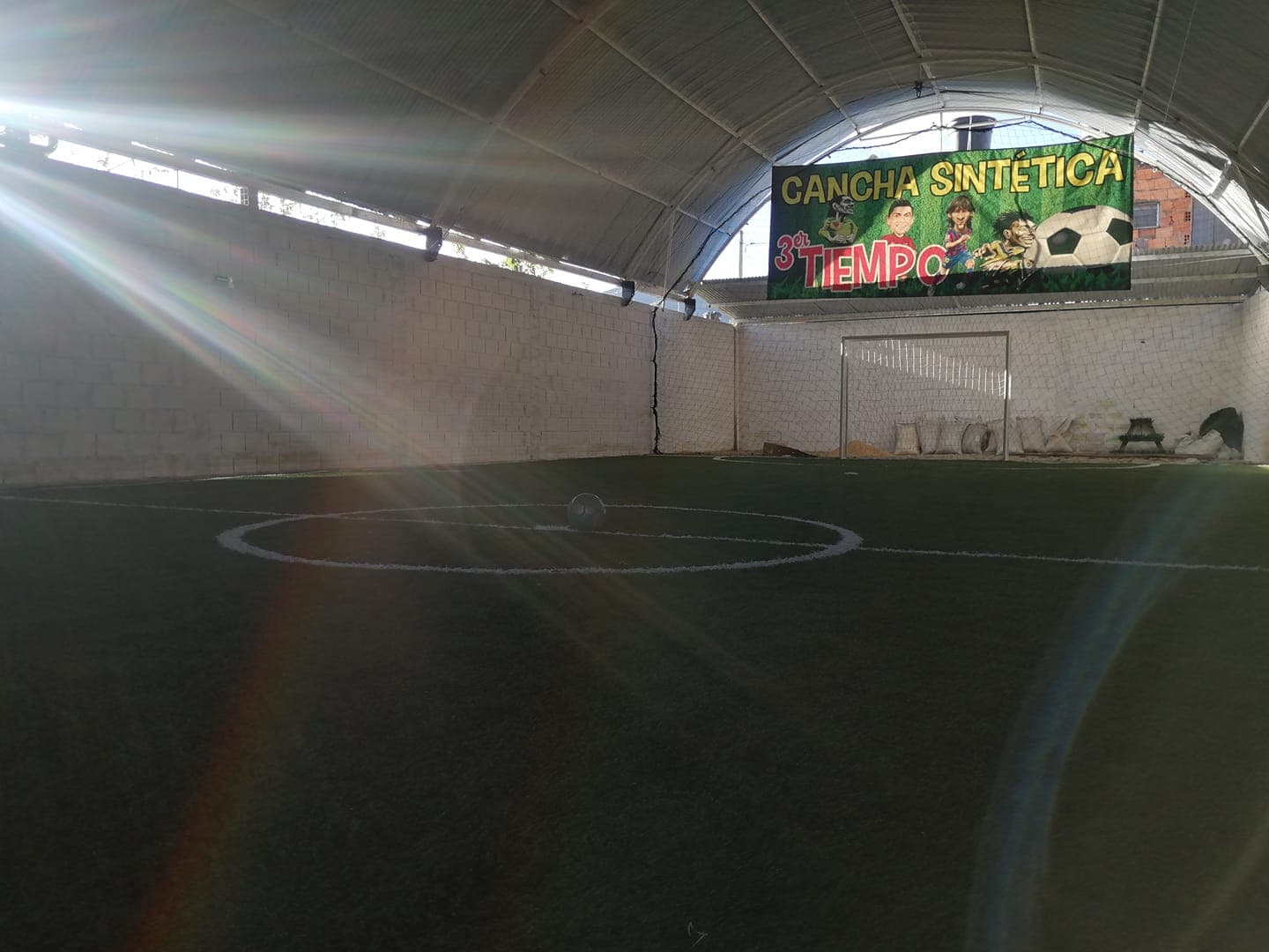 Vista interior de la cancha cubierta durante el día