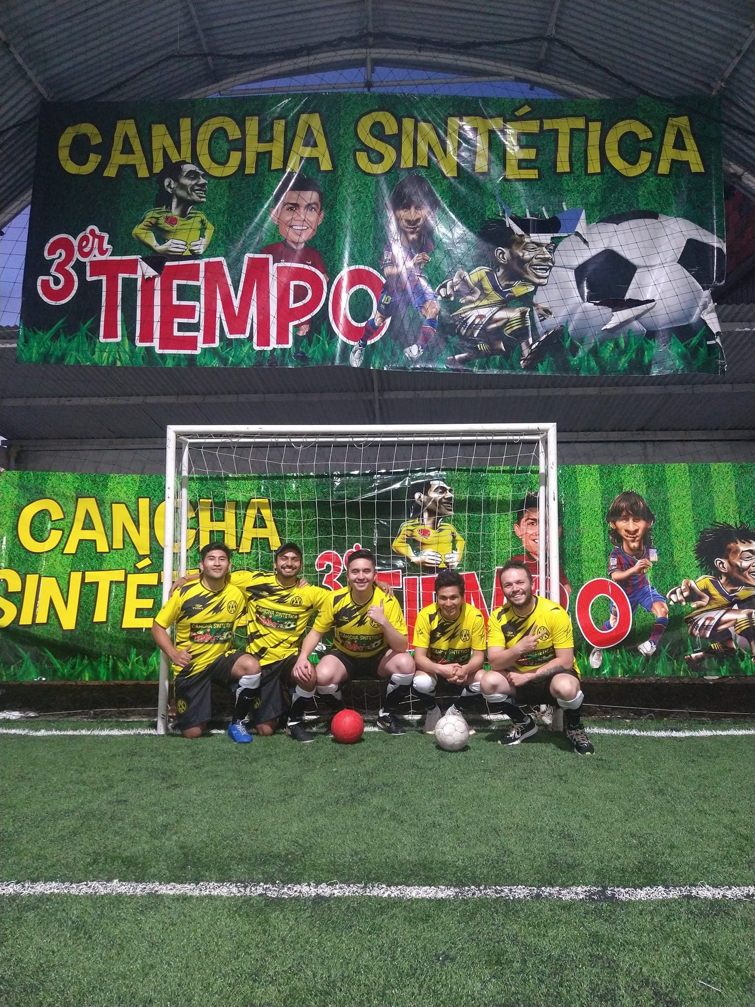 Equipo de fútbol posando frente al arco