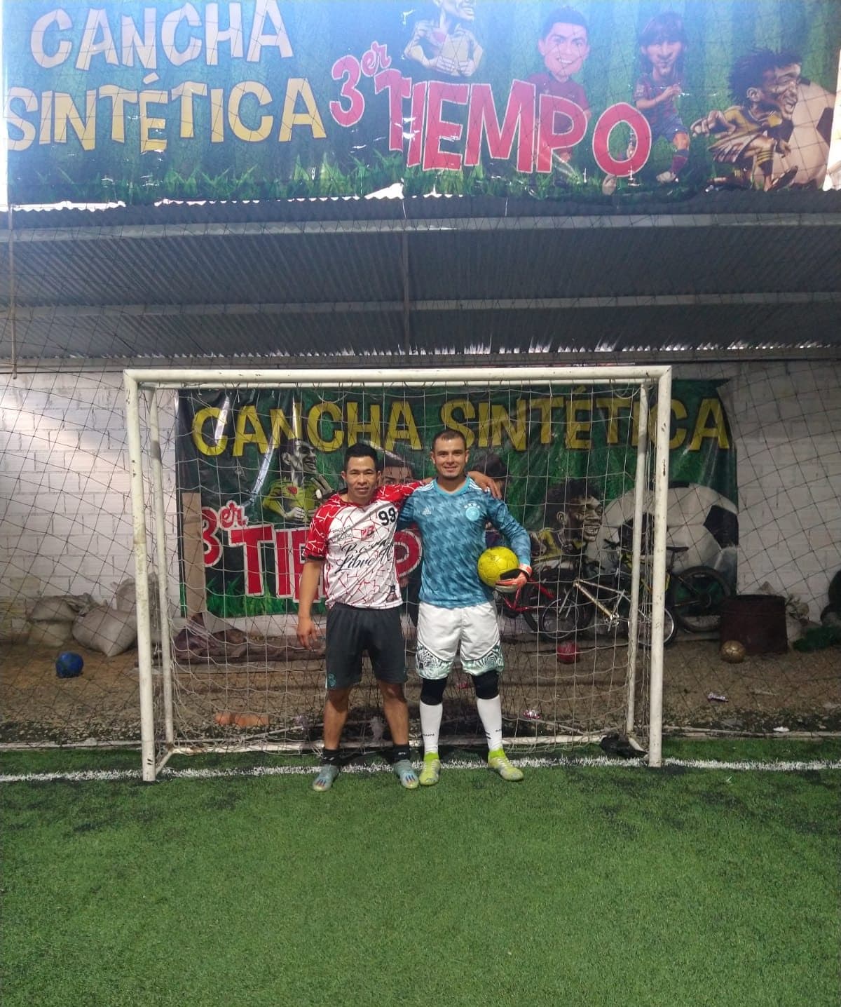 Dos jugadores posando frente al arco antes del partido