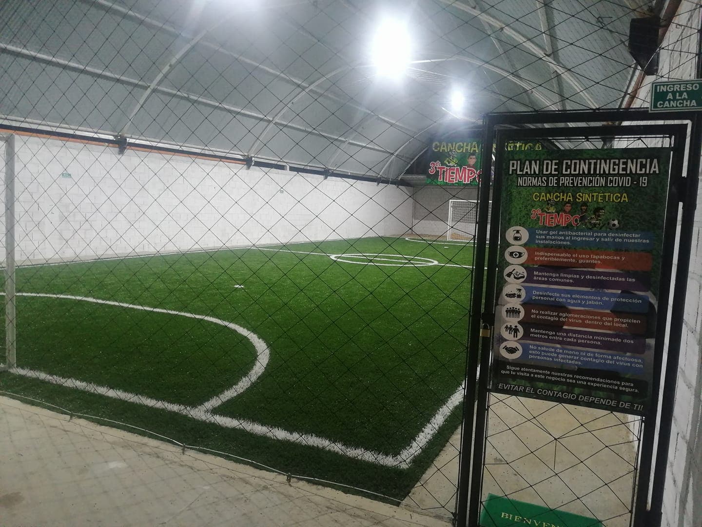 Cancha sintética iluminada por la noche